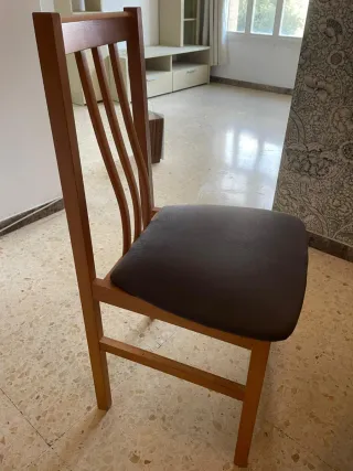 Mesa y 4 sillas de madera