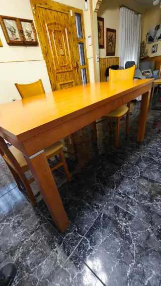 Mesa de comedor y mesita pequeña