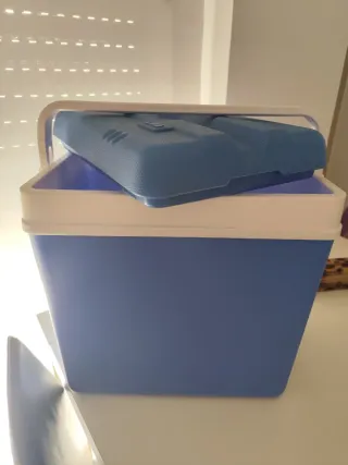 Nevera azul y blanca