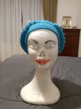 Cappellino lana fatto a mano con fiore