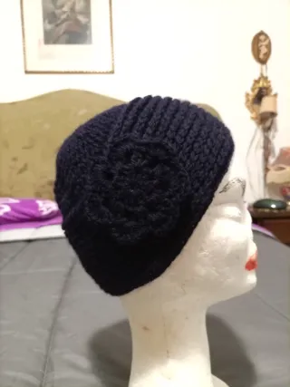 Cappellino lana fatto a mano con fiore