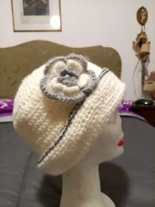 Cappellino lana fatto a mano con fiore