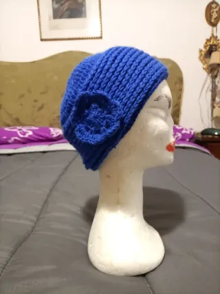 Cappellino lana fatto a mano con fiore