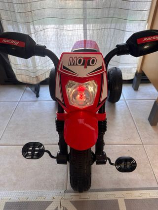 Moto de pedales roja y negra