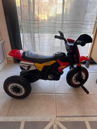 Moto de pedales roja y negra