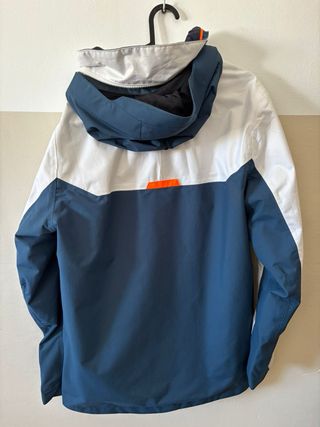 Chaqueta impermeable azul y blanca