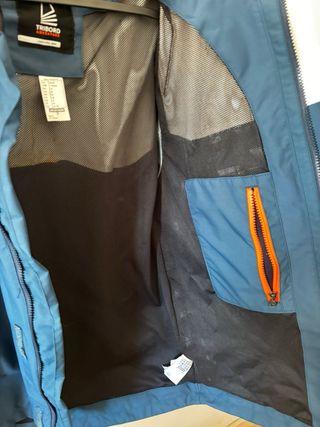 Chaqueta impermeable azul y blanca