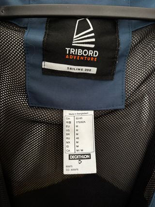 Chaqueta impermeable azul y blanca