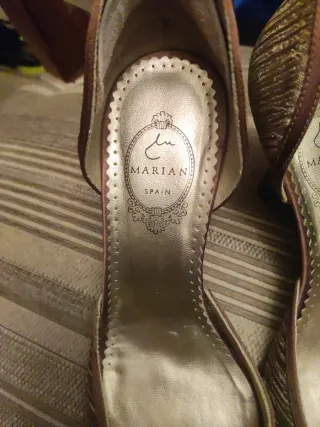 Zapatos de tacón marca  Marian dorados y marrones
