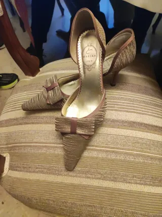 Zapatos de tacón marca  Marian dorados y marrones