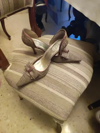 Zapatos de tacón marca  Marian dorados y marrones