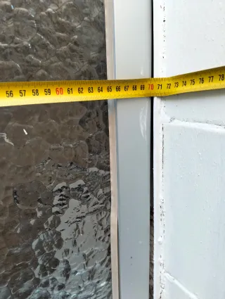 Puerta de madera con cristal