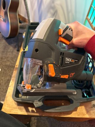 Sierra de calar TACKLIFE con maletín