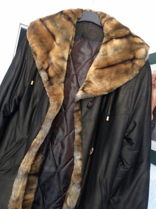 Chaquetón largo marrón con detalles de pelo