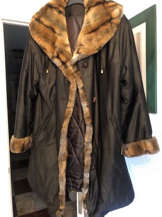 Chaquetón largo marrón con detalles de pelo