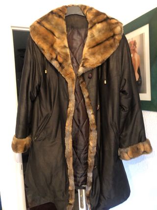 Chaquetón largo marrón con detalles de pelo