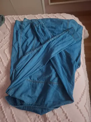 Camisa vaquera azul talla L pero no es muy grande