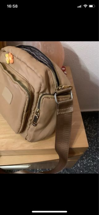 Bolso bandolera beige con flores