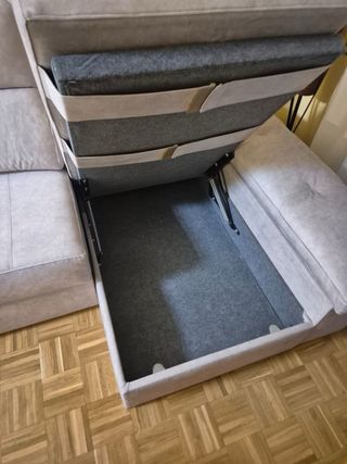 Sofá 3 plazas con cheslong y 2 puffs