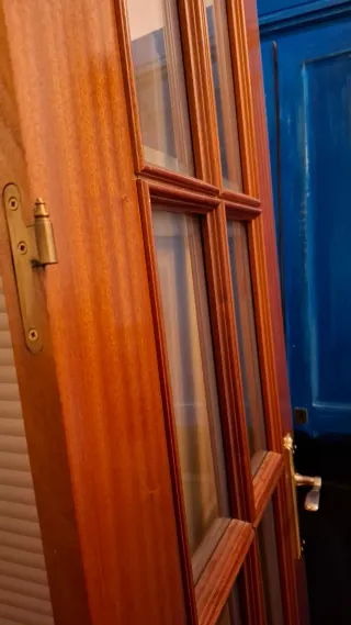 Una puerta grande, compuesta por dos hojas.