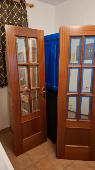 Una puerta grande, compuesta por dos hojas.