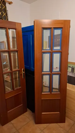 Una puerta grande, compuesta por dos hojas.