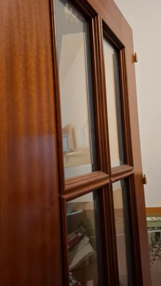 Una puerta grande, compuesta por dos hojas.