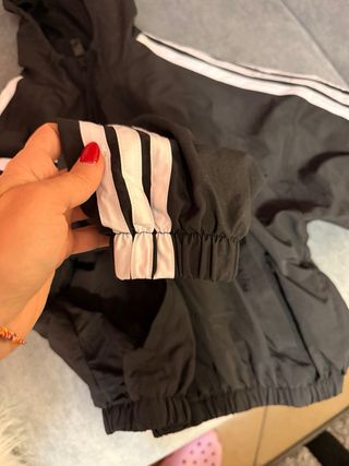 Giubbino Adidas nero con cappuccio