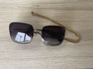 Gafas de sol Chanel cuadradas con cadena dorada