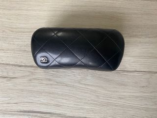 Gafas de sol Chanel cuadradas con cadena dorada