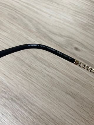 Gafas de sol Chanel cuadradas con cadena dorada