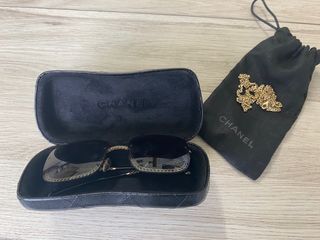 Gafas de sol Chanel cuadradas con cadena dorada