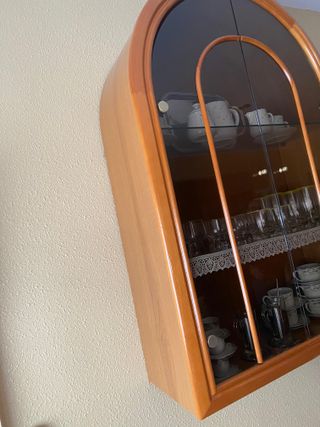 Vitrina de pared de madera y cristal