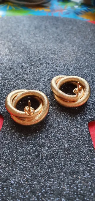 Pendientes dorados de doble aro.