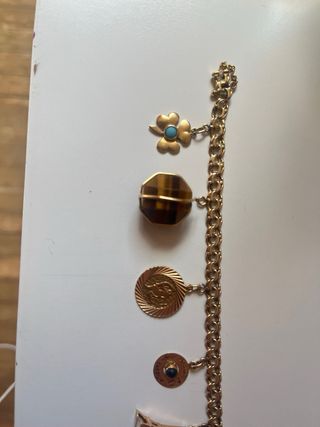 Pulsera con dijes varios