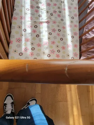 Cuna de bebé con colchón