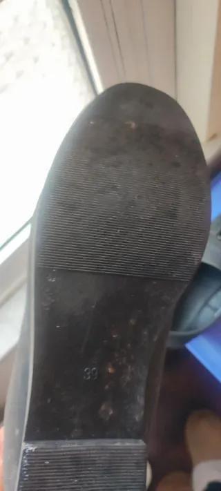 Zapatos planos ante azul marino con cadena