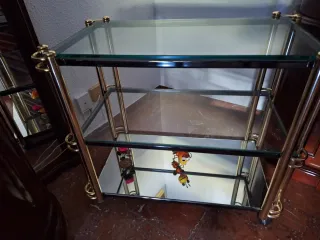 Mesa auxiliar cristal y dorado con espejo