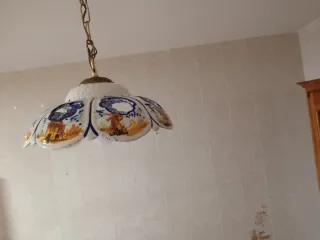 Lámpara de techo de cerámica de estilo talaverano.