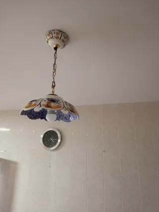 Lámpara de techo de cerámica de estilo talaverano.