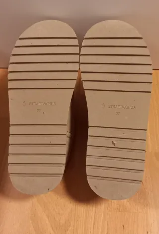 Zuecos Stradivarius Piel Beige. Talla 37.