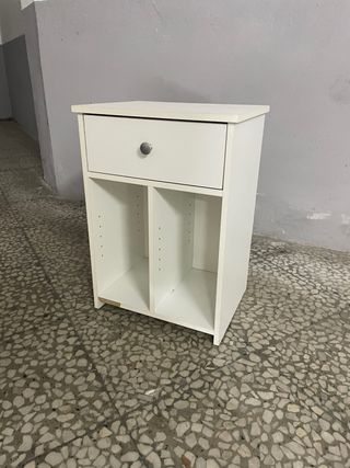 Mesita de noche blanca con cajón
