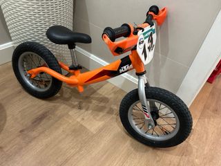Bicicleta de equilibrio KTM naranja