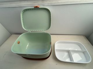 Botiquín familiar de color verde claro con bandeja