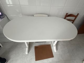Mesa de madera blanca de cocina ovalada extensible