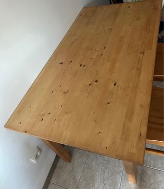 Mesa de madera maciza con 4 sillas