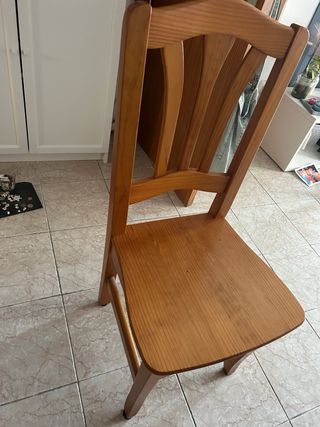 Mesa de madera maciza con 4 sillas