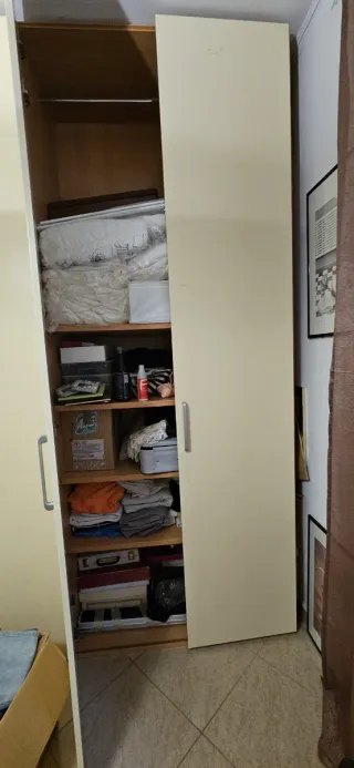 Armadio ad angolo beige e marrone