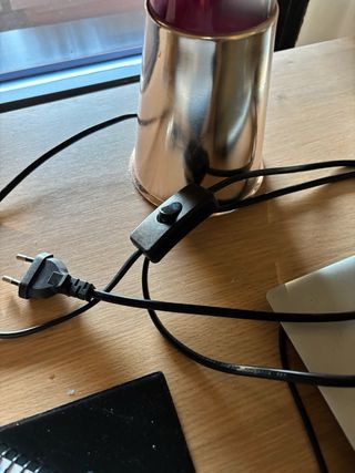 Lámpara de lava rosa y dorada