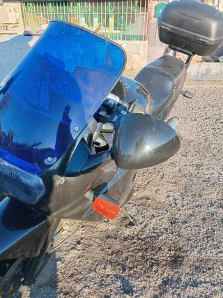 Moto deportiva negra